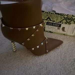 Brand new never wore cape brown boots